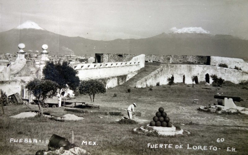 Fuerte de Loreto y los volcanes Popocatépetl e Iztaccíhuatl