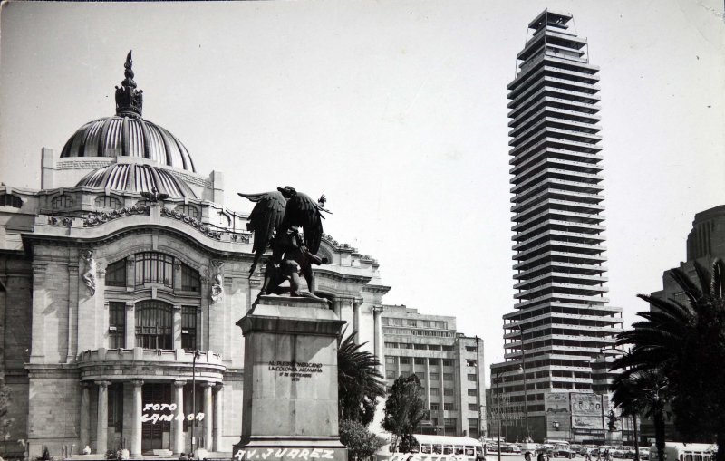 Ave. Juarez y La Torre Latinoamericana en construccion Entre