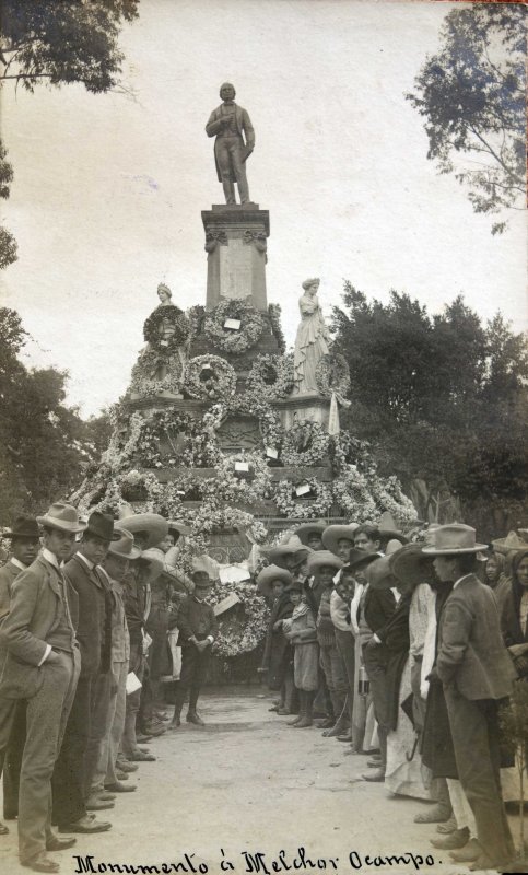 Monumento a Melchor Ocampo en algun Aniversario de este Personaje