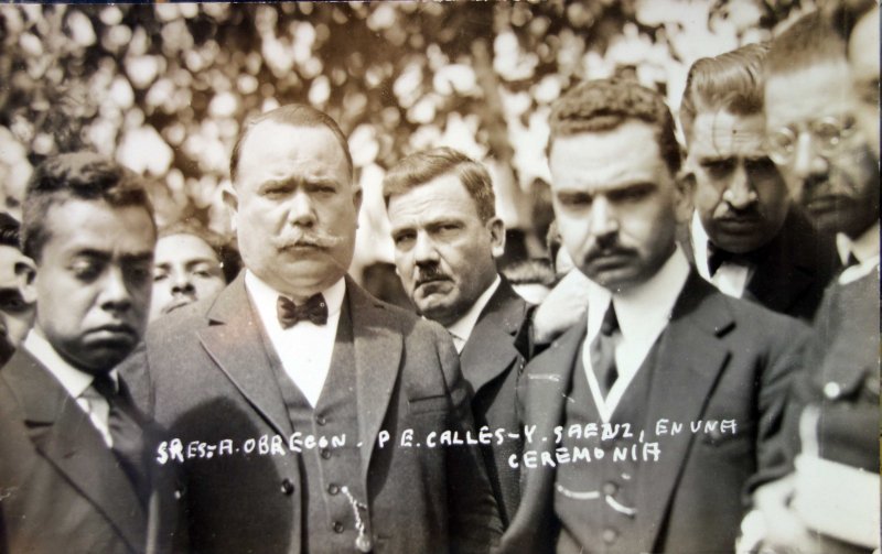 Alvaro Obregon y Plutarco Elias Calles en una ceremonia Circa 1923