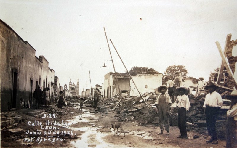 Inundacion en La calle Hidalgo acaecida el dia 24 de Junio de 1926