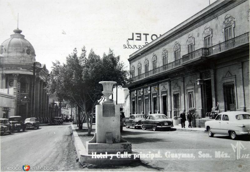 Hotel y calle principal