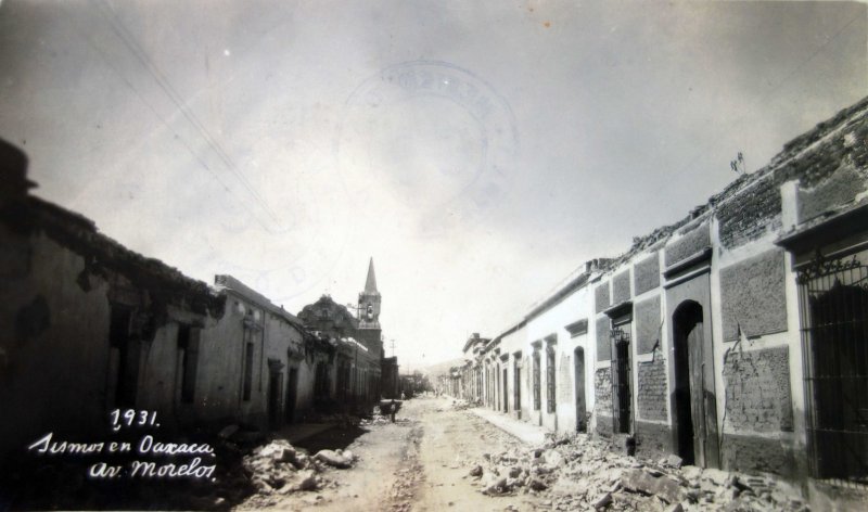 Escena en La avenida Morelos despues del Sismo acaecido en 1931