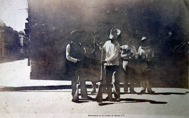 Barrenderos en la Ciudad de Mexico D F ( Fechada en 1911 )