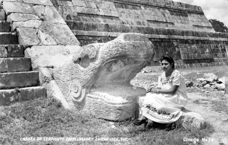 Cabeza de serpiente emplumada (Quetzalcóatl)