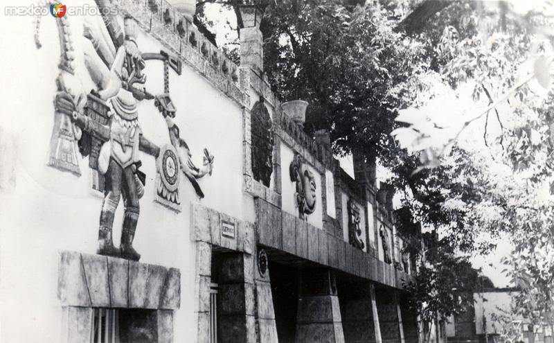 Escuela Interamericana: Quetzalcóatl y otras decoraciones aztecas