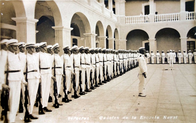 Cadetes de La Escuela naval