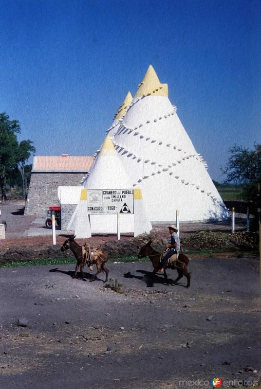 LUGAR DESCONOCIDO El Granero de el Pueblo Ejido Emiliano Zapata ( 1969 )