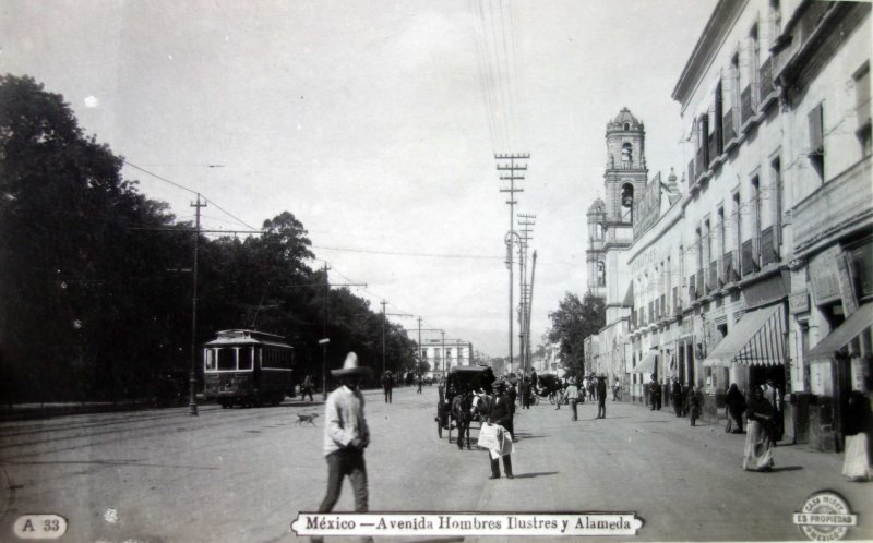 Avenida de Los Hombres Ilustres a laIzquierda La Alameda