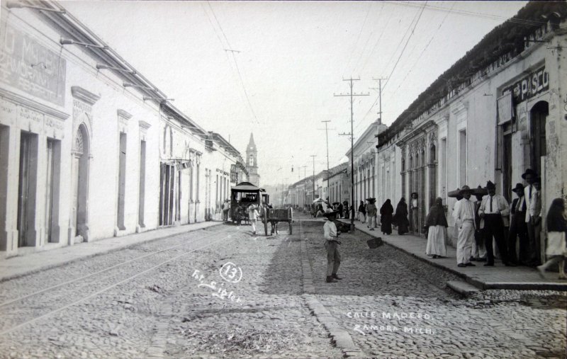 Calle Madero y tiendas de Abarrotes La Zamorana y Pasco .