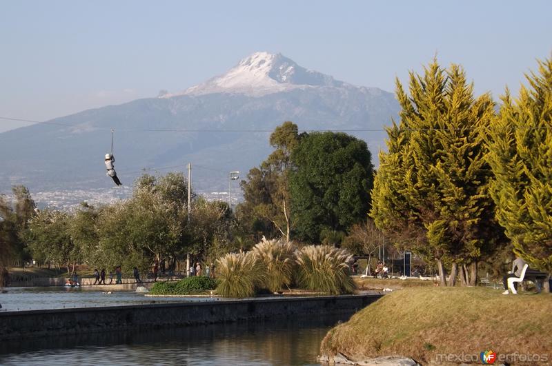 Volcán La Malinche con su cumbre nevada desde el Parque Ecológico. Marzo/2016