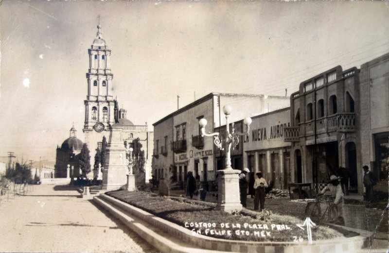 A un costado de La Plaza Principal