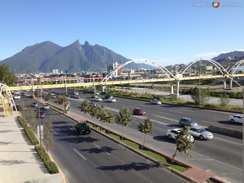 Av. Constitución, el Puente del Papa y el cerro de La Silla. Diciembre/2016