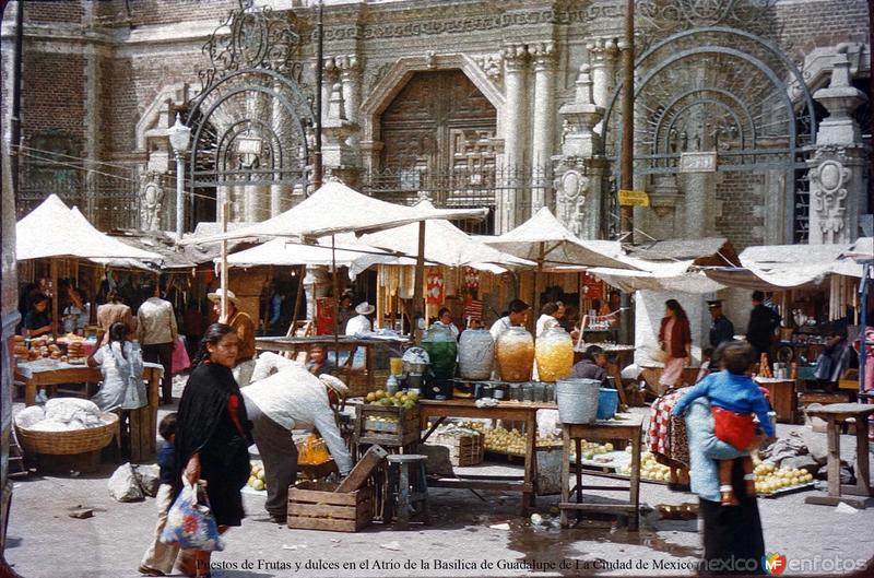 Puestos de Frutas y dulces en el Atrio de la Basilica de Guadalupe de La Ciudad de Mexico ( 1956)