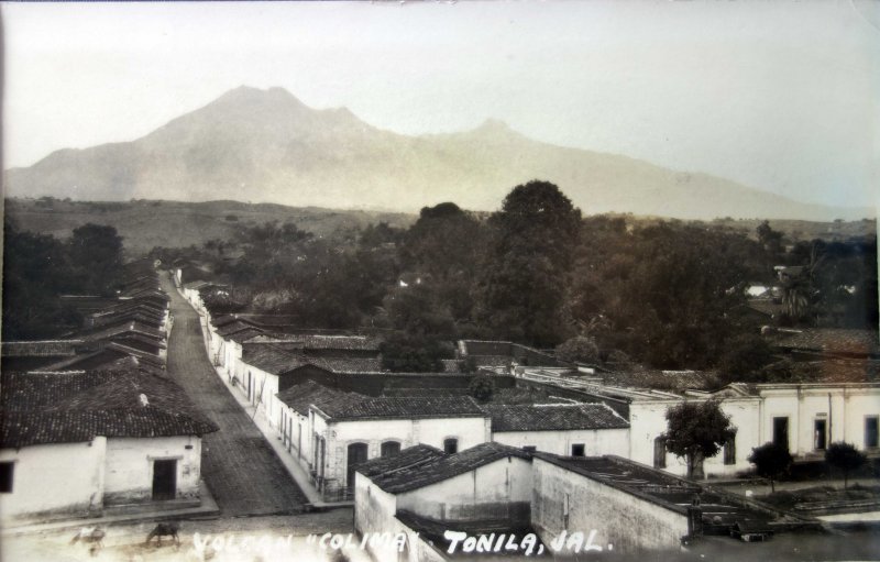 El Volcan de Colima visto desde Tonila Jalisco ( Fechada el dia 16 de Diciembre de 1929 )