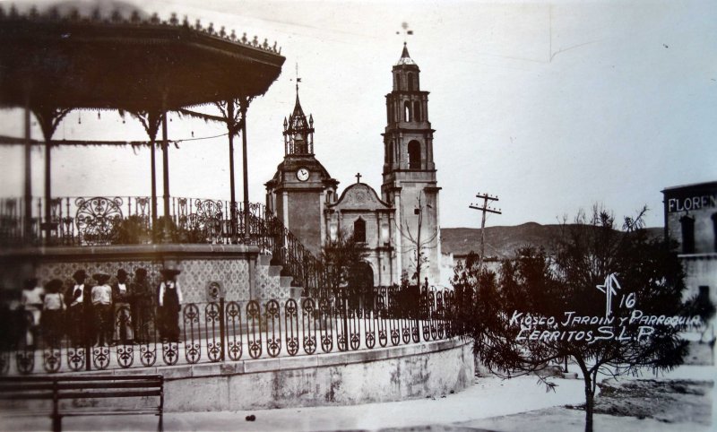 Jardin y Kiosko y Parroquia