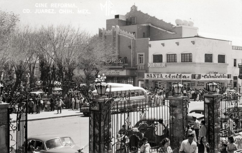 Vista al Cine Reforma y Plaza de Armas desde el atrio de la catedral