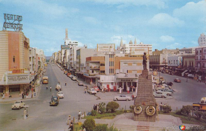 Monumento a Juárez en el cruce las calles Juárez y Pedro Moreno