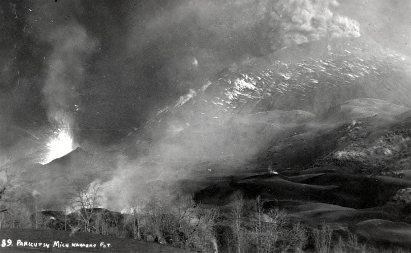 Volcán Paricutín en erupción