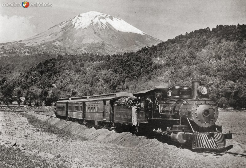 Ferrocarril con el Volcán Popocatépetl al fondo