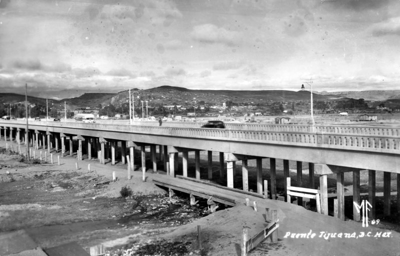 Puente sobre el Río Tijuana