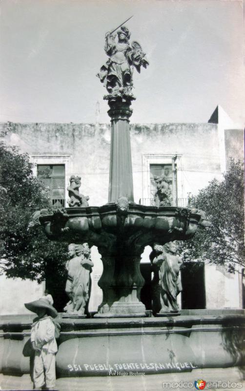 Fuente de San Miguel por el fotografo Hugo Brehme .