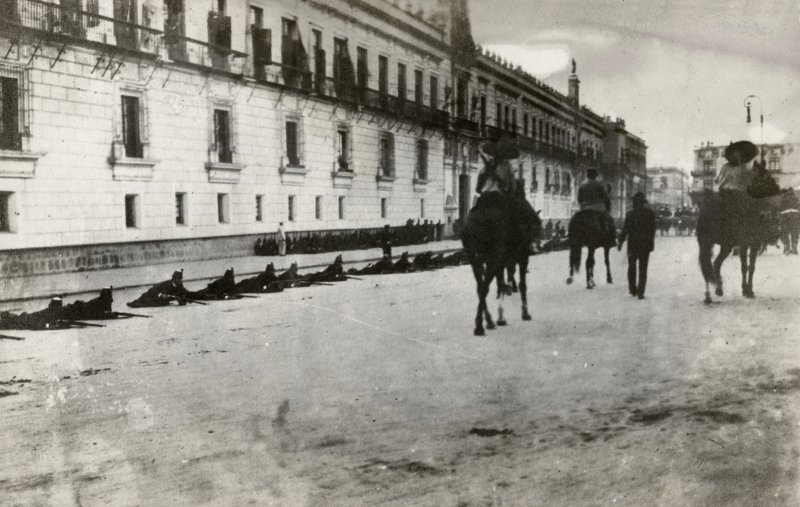 Soldados federales frente al Palacio Nacional, durante la Decena Trágica (1913)