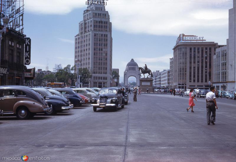 Avenida Juárez y Paseo de la Reforma / El Caballito (1947)