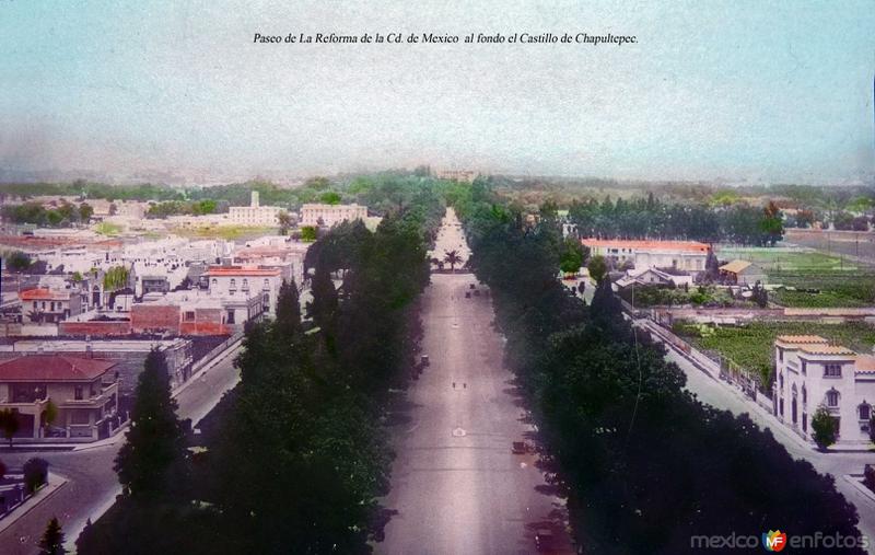 Paseo de La Reforma de la Cd. de Mexico al fondo el Castillo de Chapultepec.