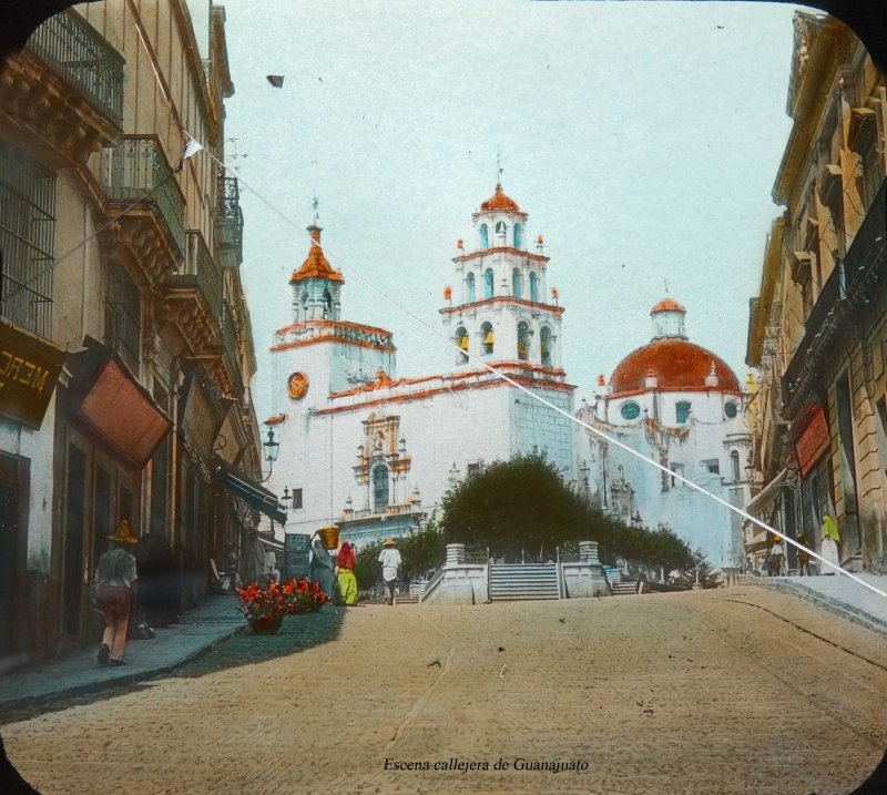 La Iglesia de La Paz y Escena callejera de Guanajuato.