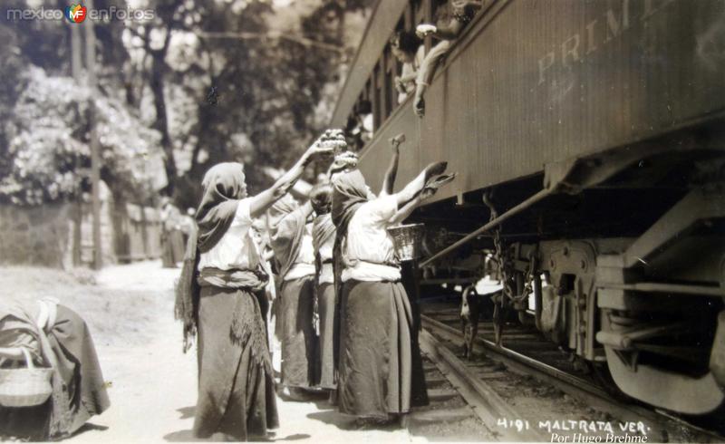 Vendedoras en la Estacion Ferroviaria Por el fotografo Hugo Brehme.