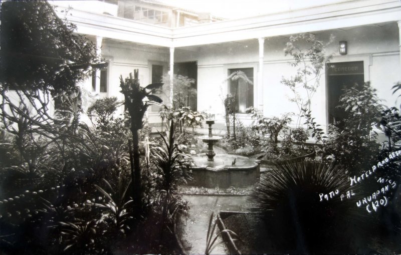 Hotel Progreso Patio Principal.