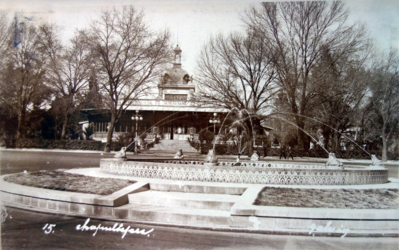 Fuente de Las Ranas y un Restaurant en Chapultepec.