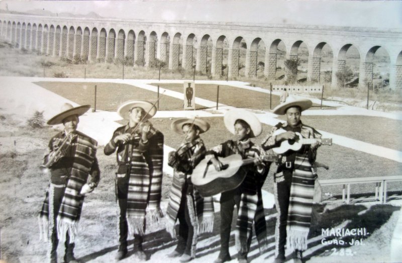 Mariachi al fondo el Acueducto de Los Colomos