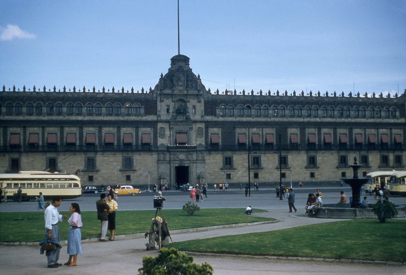 Jardines del Zócalo frente al Palacio Nacional (1957)