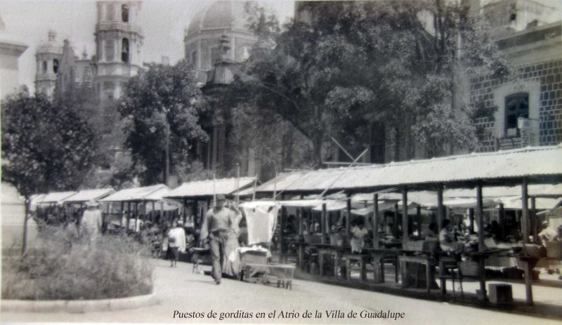 Puestos de gorditas en el Atrio de la Villa de Guadalupe.