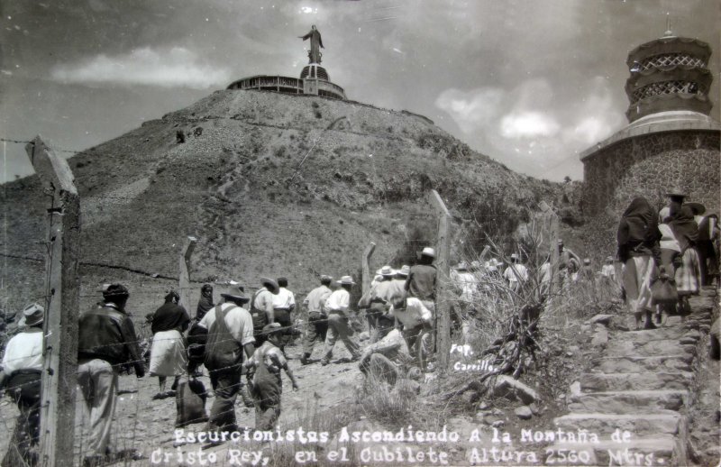 Excursionistas ascendiendo el cerro de Cristo Rey