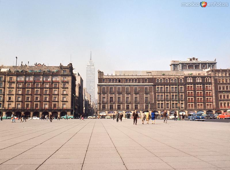 Zócalo con vista hacia Madero (1966)