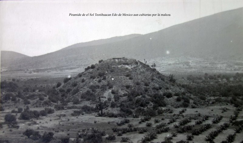 Piramide de el Sol Teotihuacan Edo de Mexico aun cubiertas por la maleza..