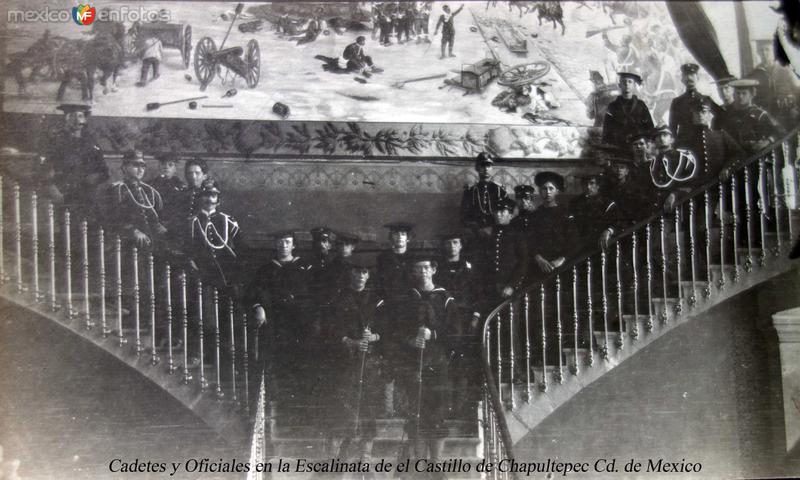 Cadetes y Oficiales en la Escalinata de el Castillo de Chapultepec Cd. de Mexico.