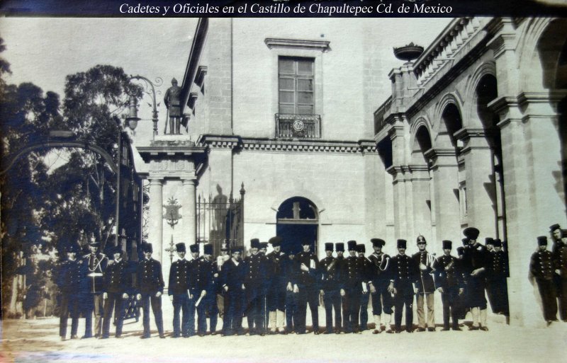 Cadetes y Oficiales en la Escalinata de el Castillo de Chapultepec Cd. de Mexico.