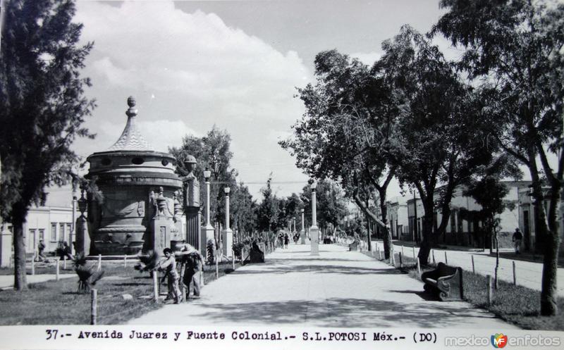 Avenida Juarez y fuente colonial.