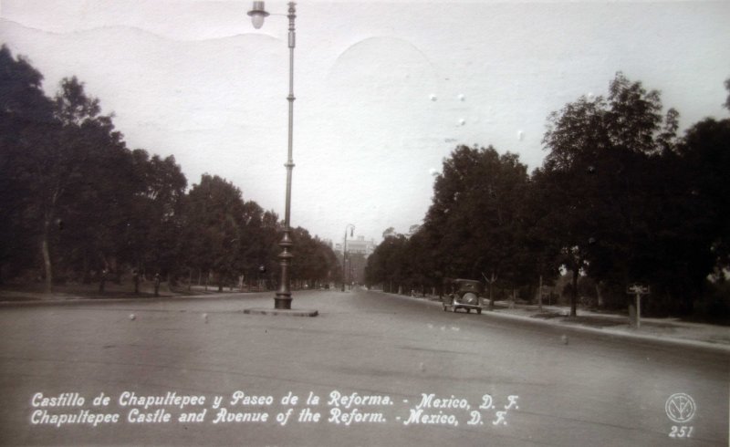 Castillo de Chapultepec y Paseo de La Reforma Cd. de Mexico.