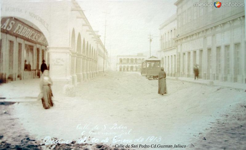 Calle de San Pedro despues de la erupcion de el Volcan de Colima el 20 de Enero de 1913.