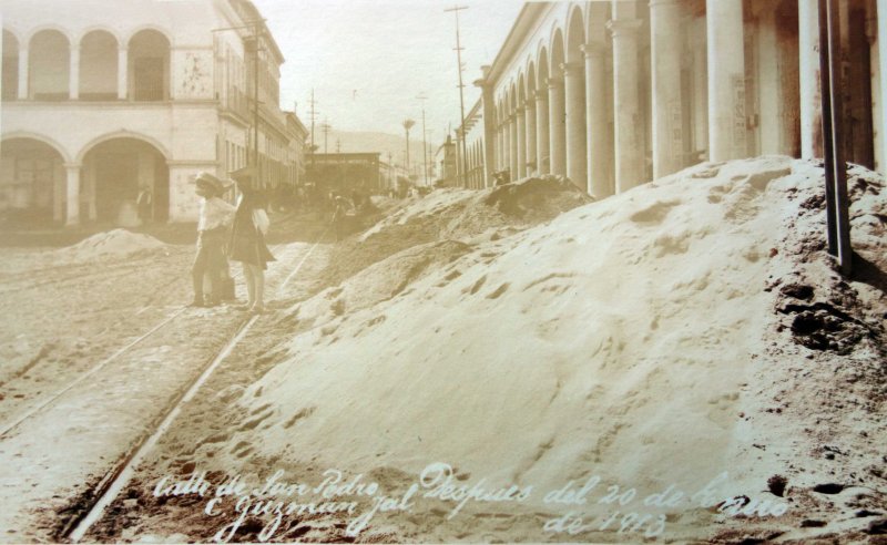 Calle de San Pedro despues de la Erupcion de el Volcan de Colima el 20 de Enero de 1913