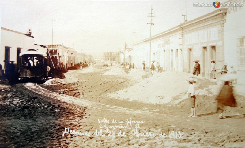 Calle de La Reforma despues de la Erupcion de el Volcan de Colima el 20 de Enero de 1913