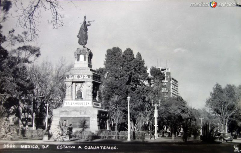 Estatua a Cuahutemoc.