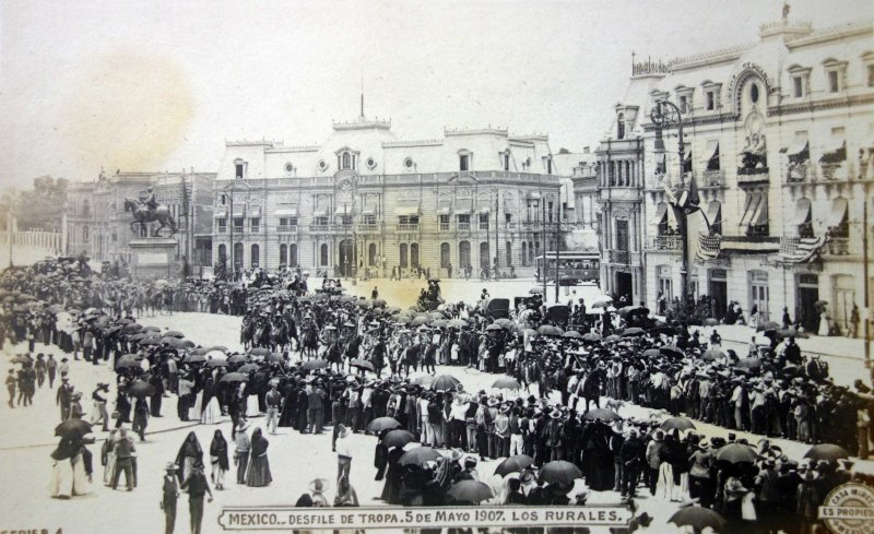 Desfile de tropas el 5 de Mayo de 1907 por el fotografo Felix Miret.