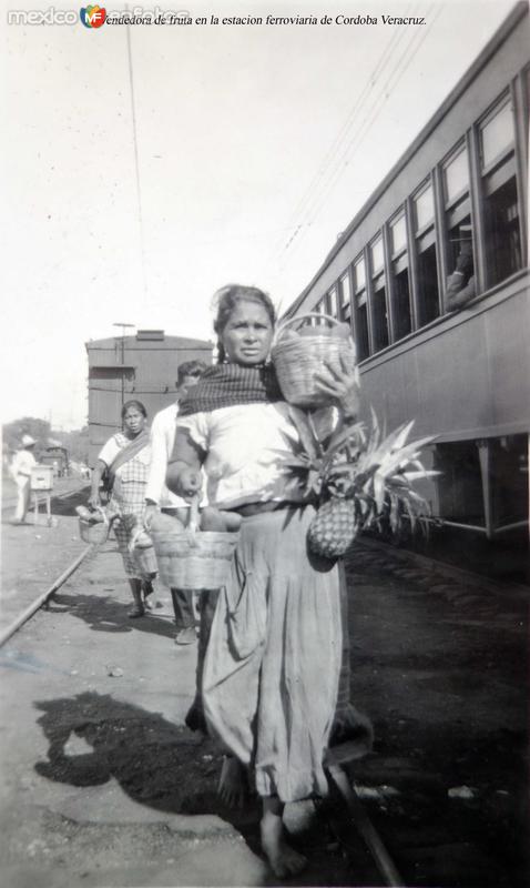 Tipos Mexicanos Vendedora de fruta en la estacion ferroviaria de Cordoba Veracruz.