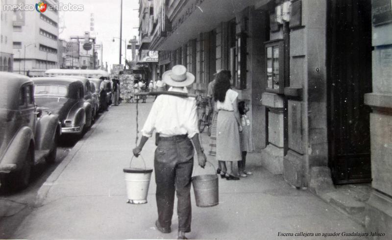 Escena callejera un aguador Guadalajara Jalisco.